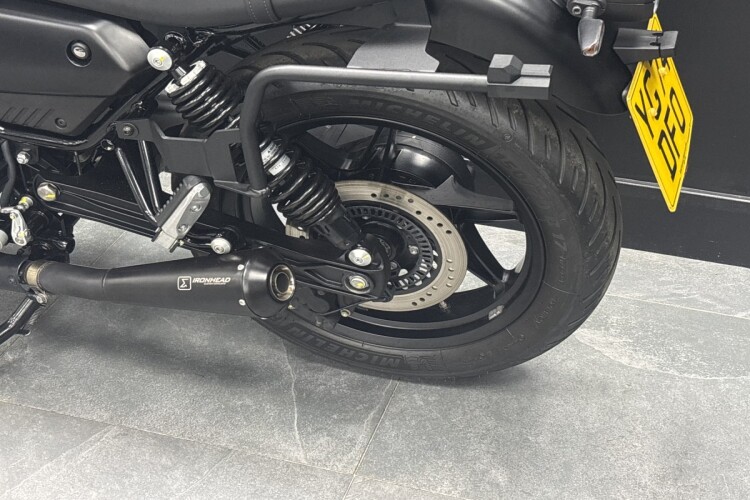 MOTO GUZZI V7
