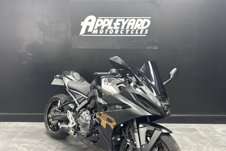SUZUKI GSX-8R