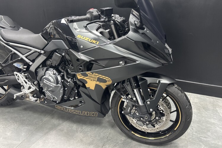 SUZUKI GSX-8R