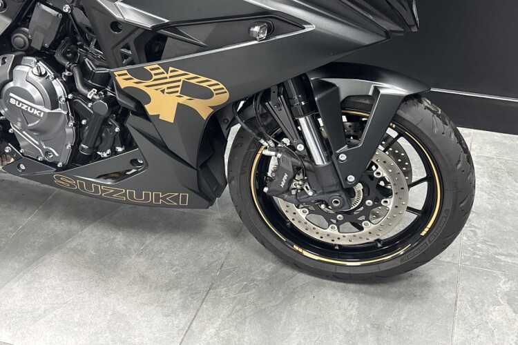 SUZUKI GSX-8R