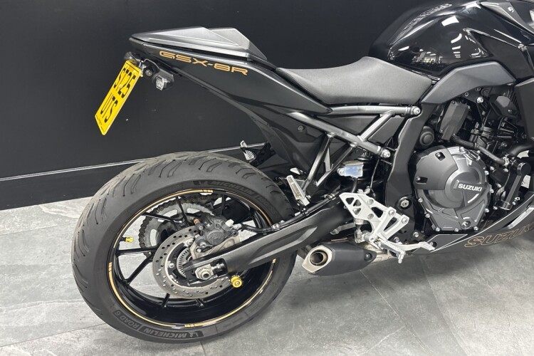 SUZUKI GSX-8R