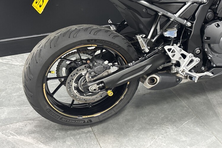 SUZUKI GSX-8R