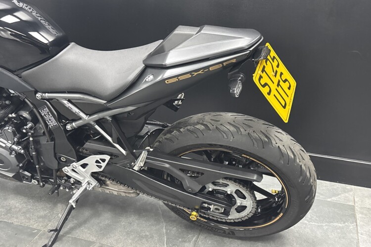 SUZUKI GSX-8R