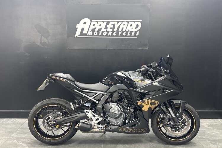 SUZUKI GSX-8R