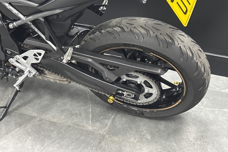 SUZUKI GSX-8R