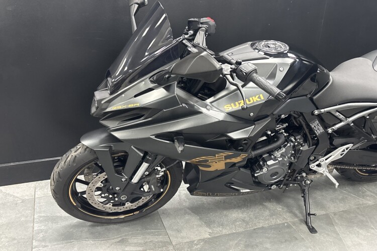 SUZUKI GSX-8R