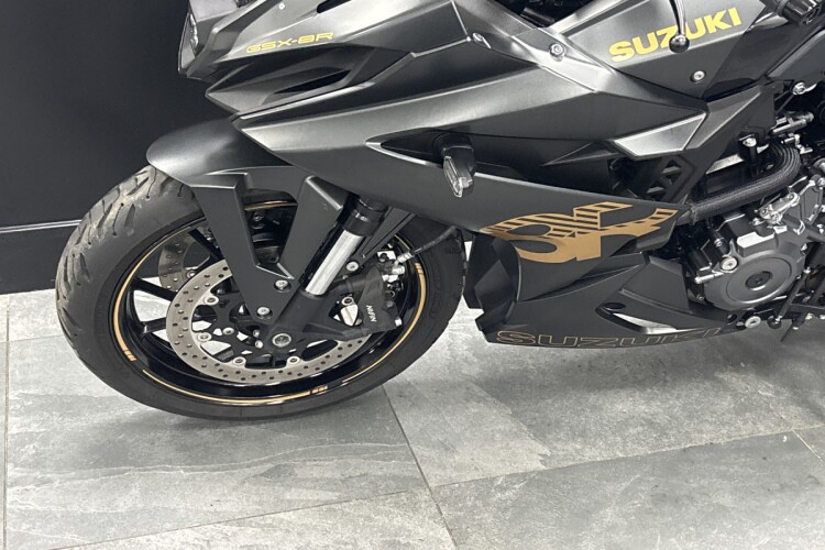 SUZUKI GSX-8R