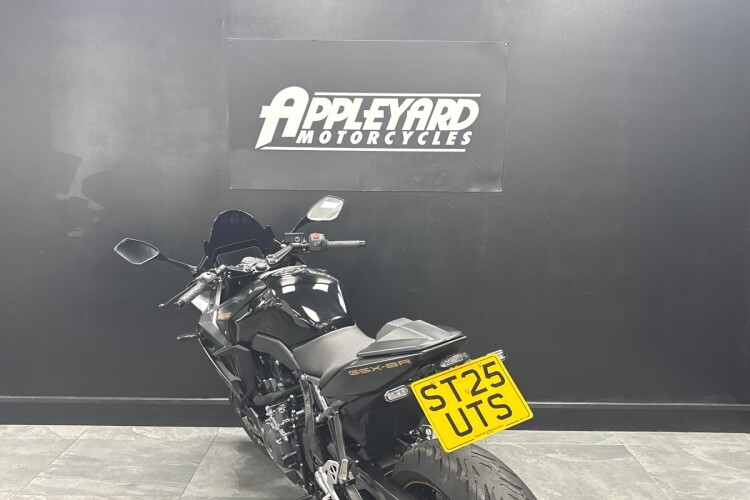 SUZUKI GSX-8R