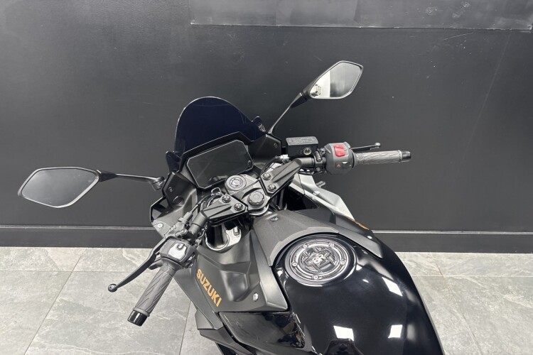 SUZUKI GSX-8R