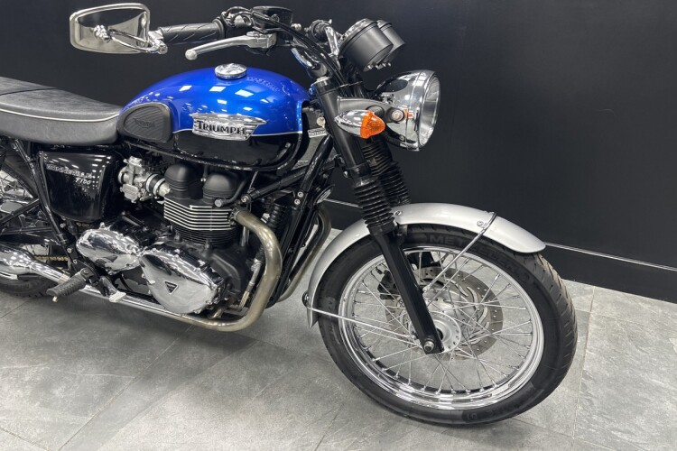 TRIUMPH BONNEVILLE T100