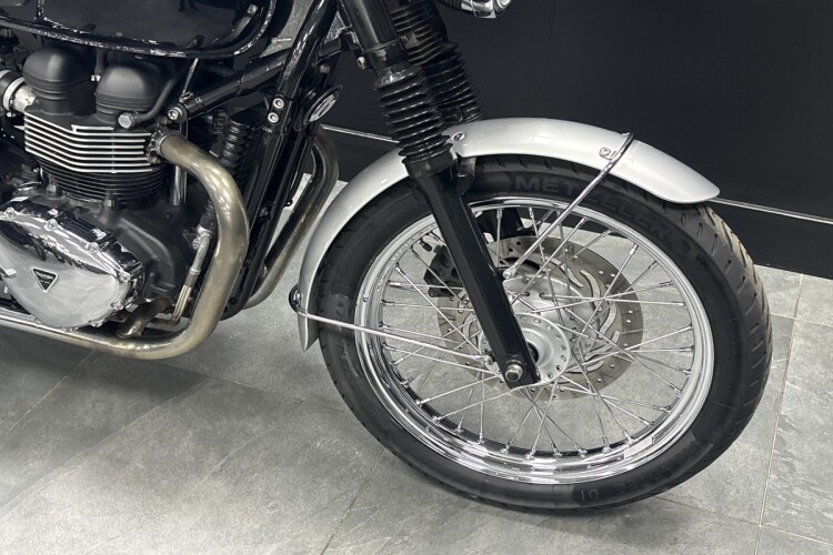 TRIUMPH BONNEVILLE T100