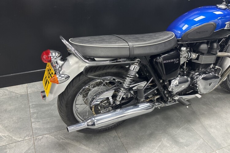 TRIUMPH BONNEVILLE T100