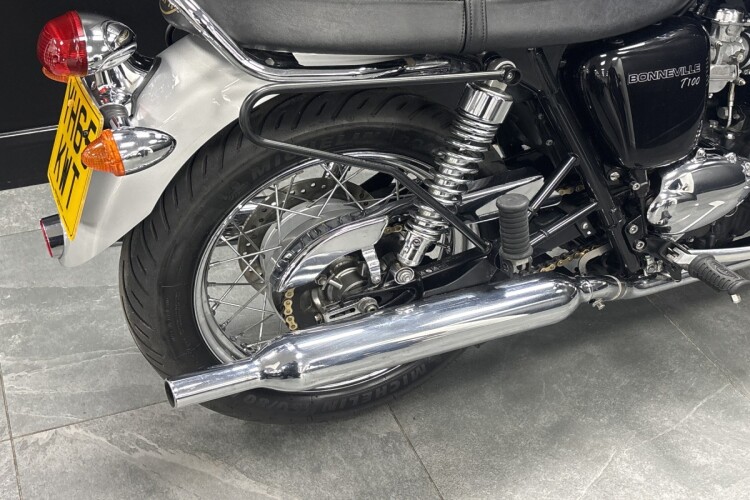 TRIUMPH BONNEVILLE T100