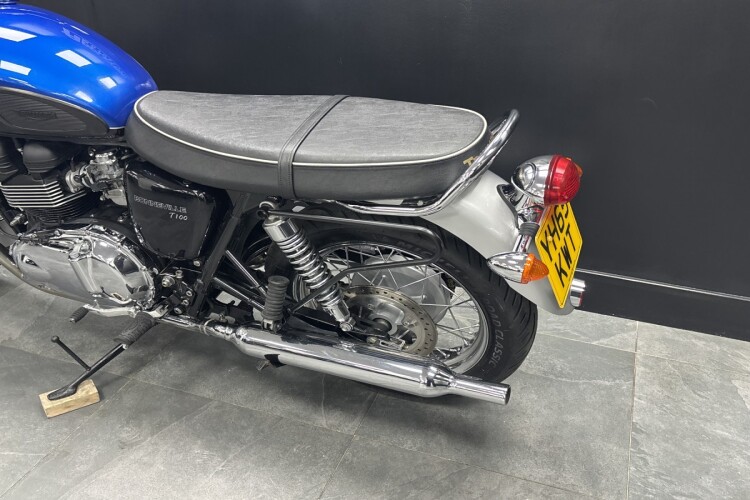 TRIUMPH BONNEVILLE T100