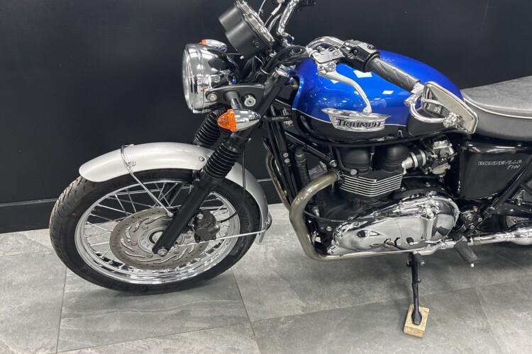 TRIUMPH BONNEVILLE T100