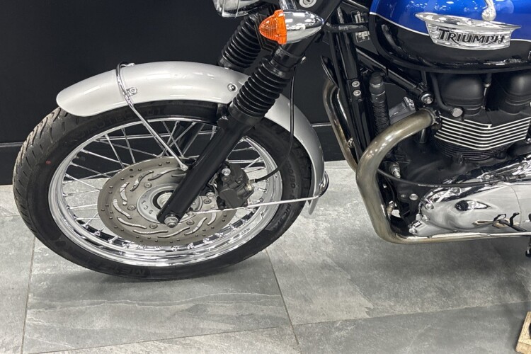 TRIUMPH BONNEVILLE T100
