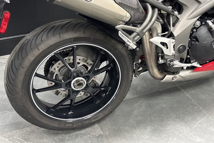 TRIUMPH SPEED TRIPLE 1050