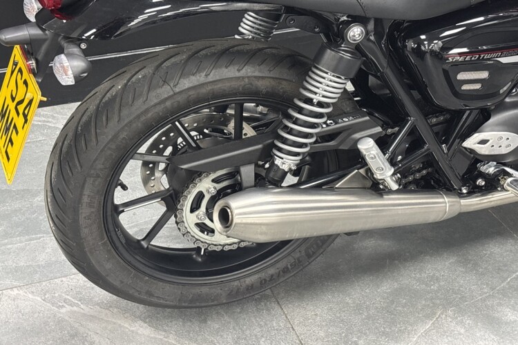TRIUMPH SPEED TWIN 900