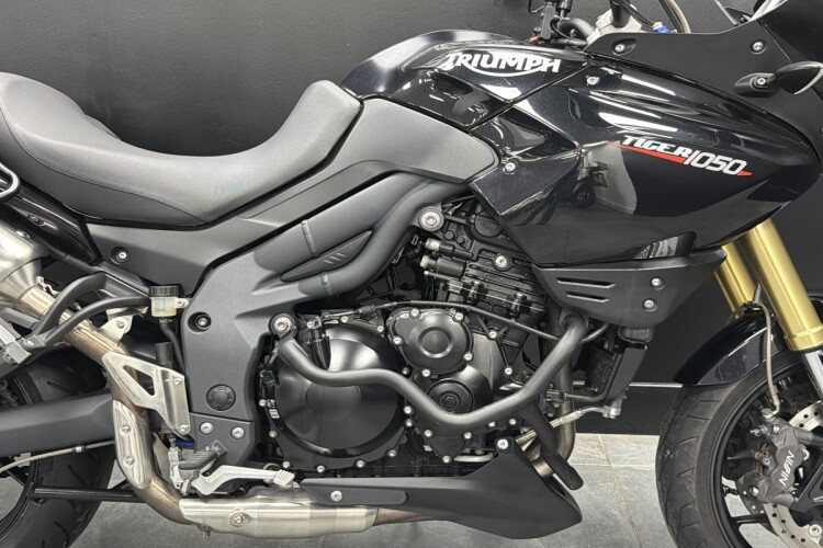 TRIUMPH TIGER 1050