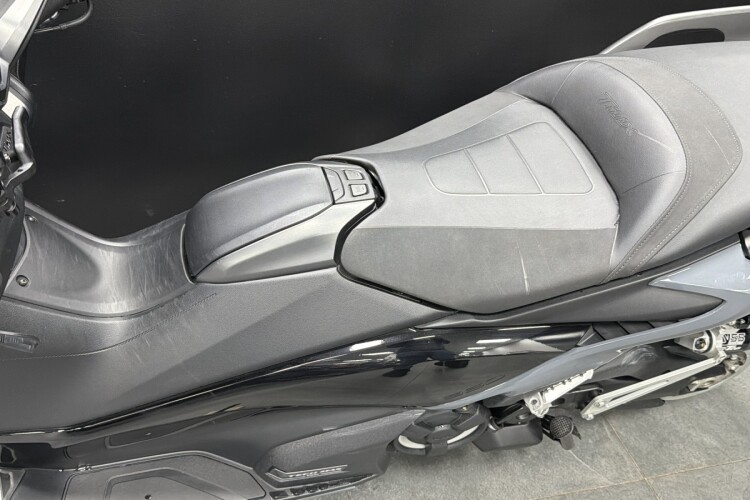 YAMAHA TMAX 560