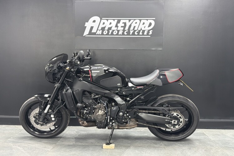 YAMAHA XSR900