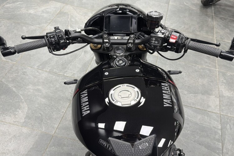 YAMAHA XSR900