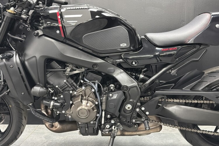 YAMAHA XSR900