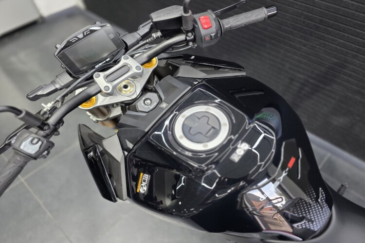 SUZUKI GSX-S1000