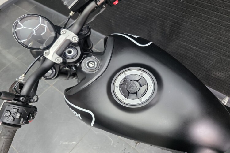 TRIUMPH TRIDENT 660