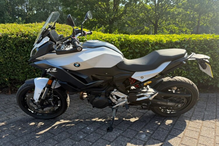 2024 BMW F900 XR, White - photo 3