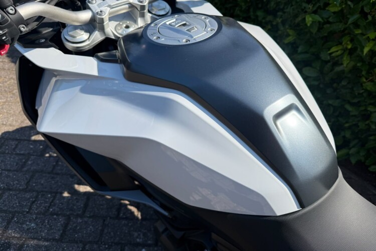 2024 BMW F900 XR, White - photo 13