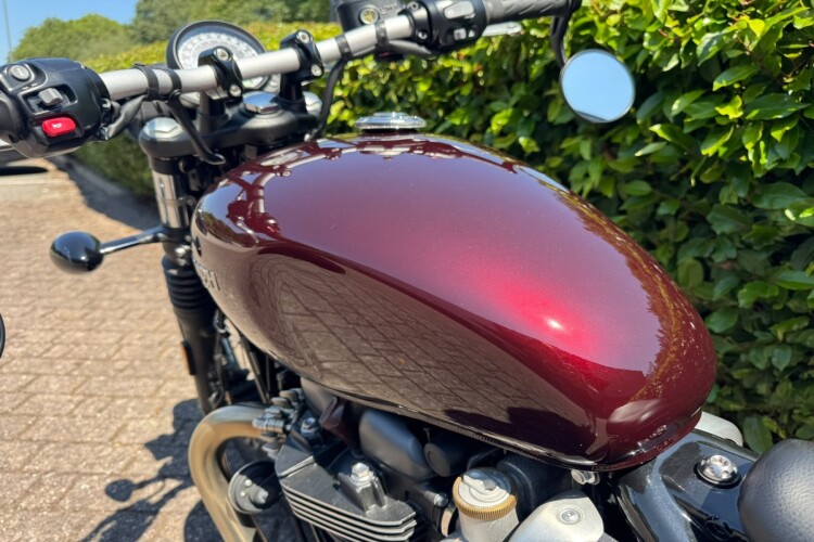 TRIUMPH BOBBER