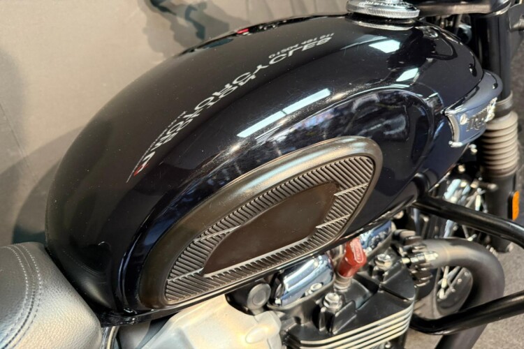 TRIUMPH BONNEVILLE T100