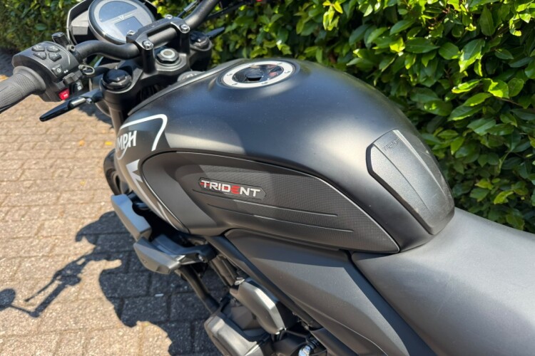 TRIUMPH TRIDENT 660