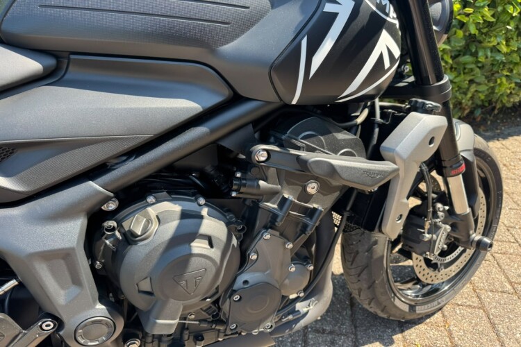 TRIUMPH TRIDENT 660