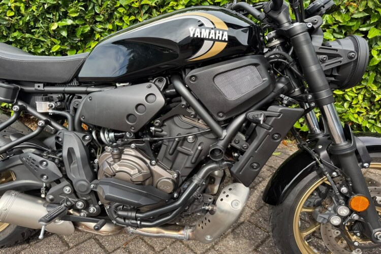 YAMAHA XSR700