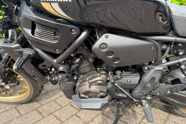 YAMAHA XSR700