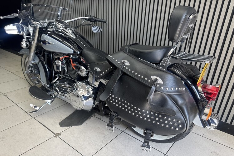 HARLEY-DAVIDSON TOURING