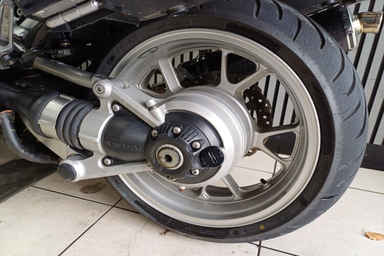KAWASAKI 1400 GTR
