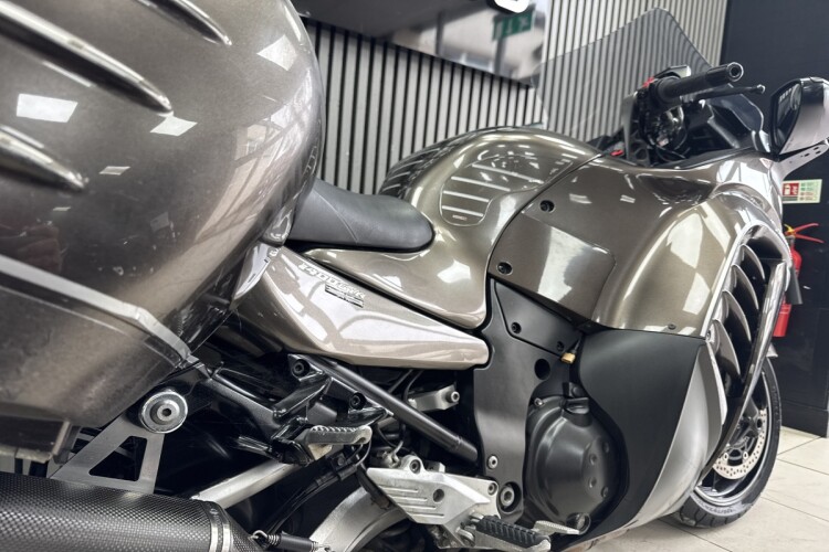 KAWASAKI 1400 GTR