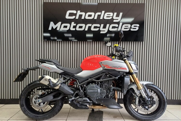 QJMOTOR SRK 900