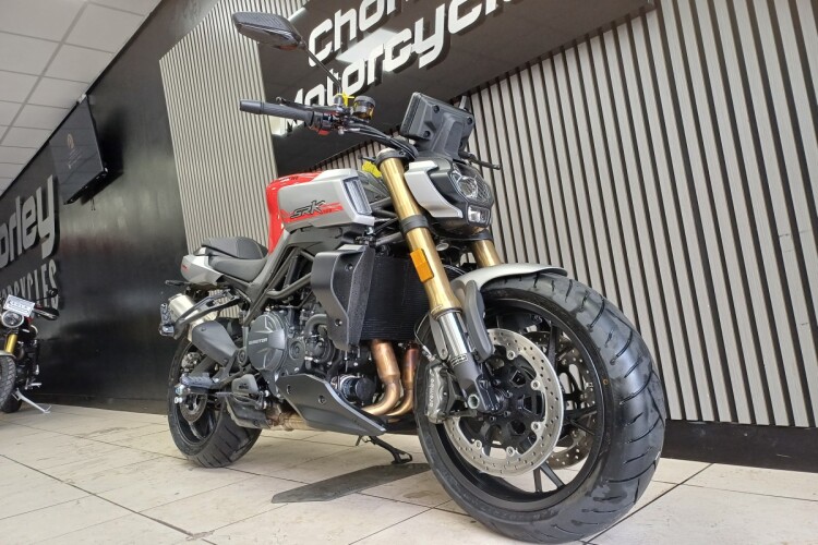 QJMOTOR SRK 900