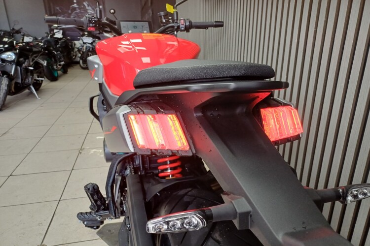 QJMOTOR SRK 900