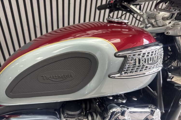 TRIUMPH THUNDERBIRD 900