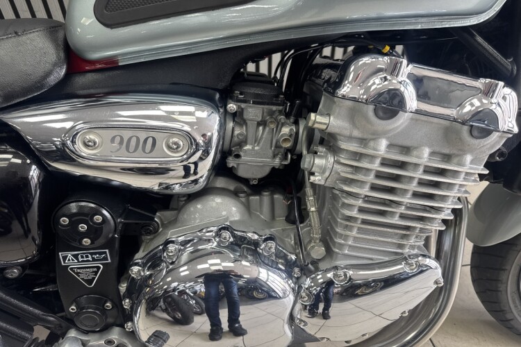 TRIUMPH THUNDERBIRD 900