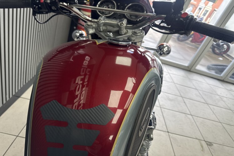 TRIUMPH THUNDERBIRD 900