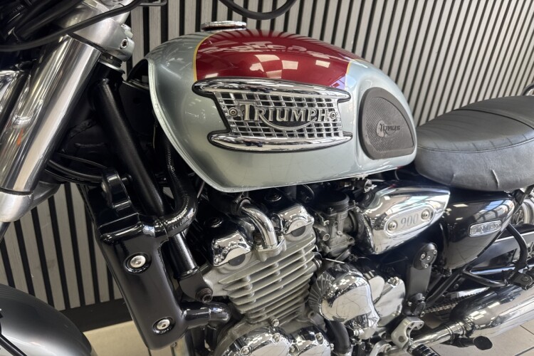 TRIUMPH THUNDERBIRD 900