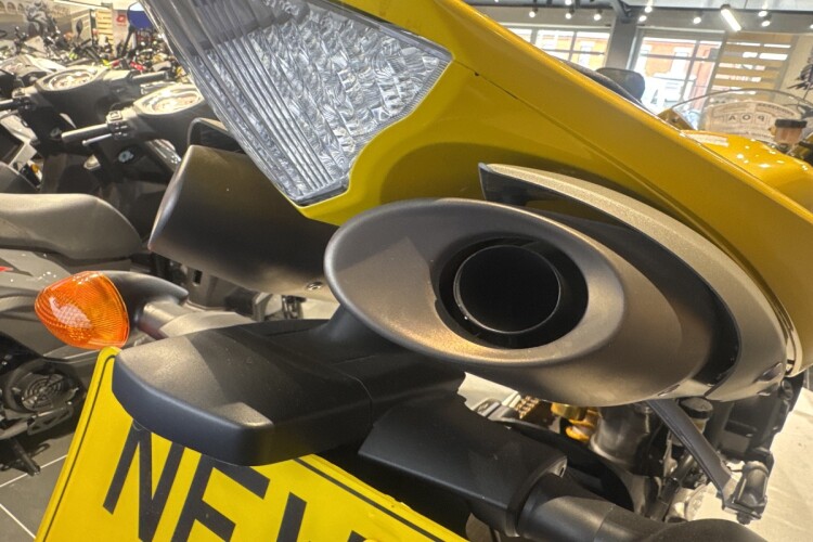 YAMAHA R1 SP