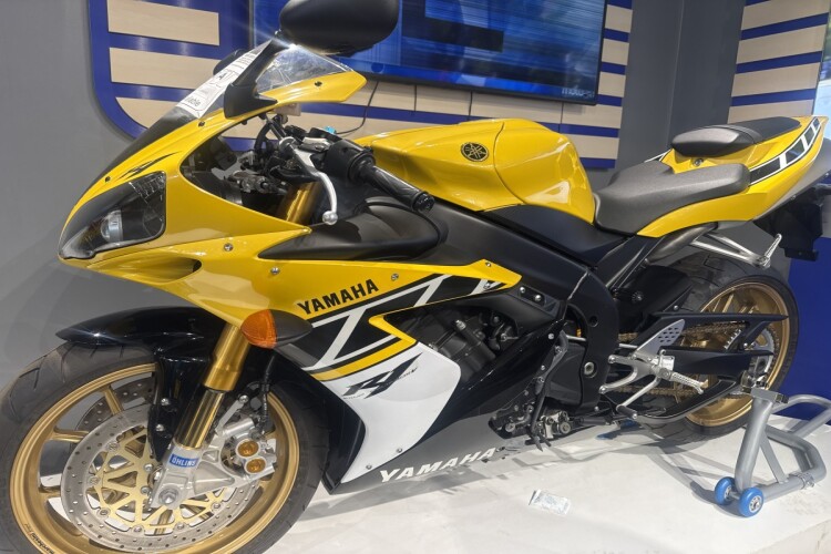 YAMAHA R1 SP