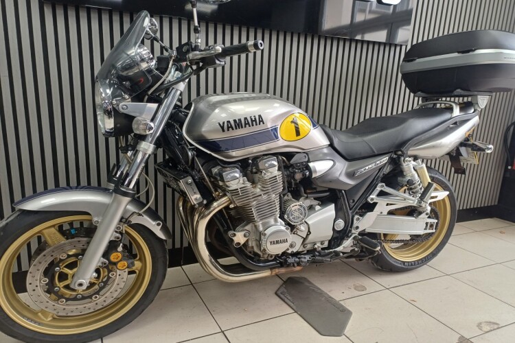 YAMAHA XJR 1300
